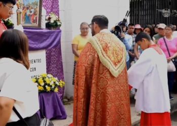 Feligreses conmemoran el Viernes Santo con multitudinario viacrucis en el Centro Histórico de San Salvador