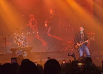 Euforia en el recinto: Plastilina Mosh revive el espíritu de los 90 con un show explosivo