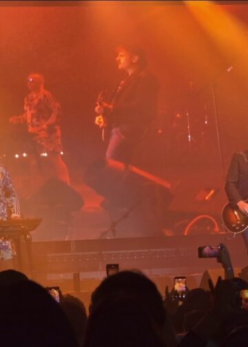 Euforia en el recinto: Plastilina Mosh revive el espíritu de los 90 con un show explosivo