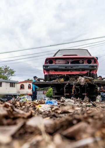 Alcaldía de San Salvador Centro intensifica retiro de vehículos abandonados para mejorar la seguridad y el orden urbano