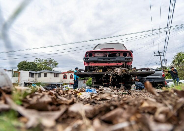 Alcaldía de San Salvador Centro intensifica retiro de vehículos abandonados para mejorar la seguridad y el orden urbano
