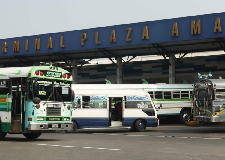 Gobierno mantiene estables los precios de los combustibles y avanza en acuerdos con el sector transporte