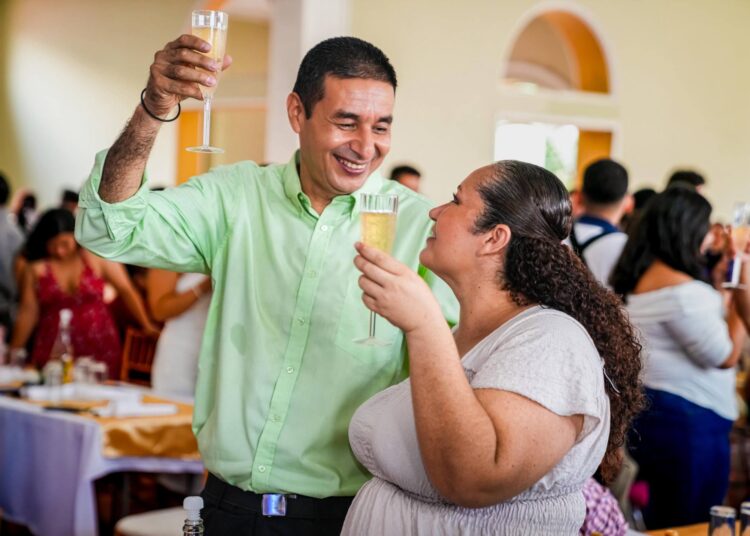 Boda colectiva une a 29 parejas en Santa Ana Centro con mensaje de familia y compromiso