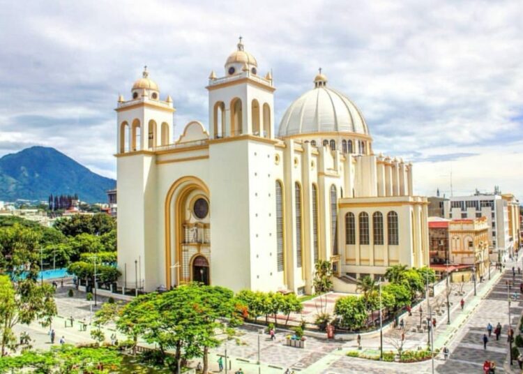 Importaciones de armas y municiones en El Salvador se desploman