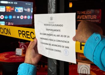 Alcaldía intensifica operativos para ordenar comercios y retirar vehículos abandonados en San Salvador Centro