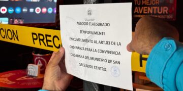 Alcaldía intensifica operativos para ordenar comercios y retirar vehículos abandonados en San Salvador Centro
