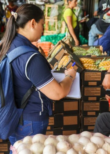 Defensoría del Consumidor reporta estabilidad de precios en frutas y verduras tras inspección en La Tiendona