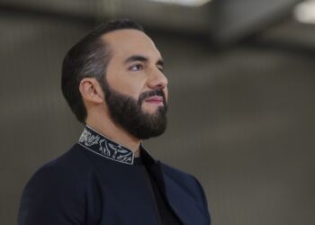 Presidente Nayib Bukele cuestiona sistemas legales tradicionales y plantea cambios en la justicia