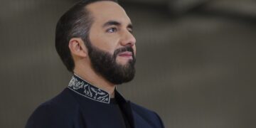 Presidente Nayib Bukele cuestiona sistemas legales tradicionales y plantea cambios en la justicia