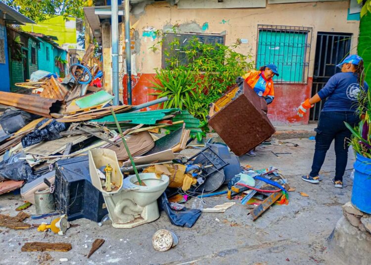 Jornadas de limpieza continúan con retiro de residuos voluminosos en El Mangüito