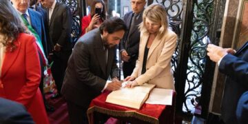 Vicepresidente Ulloa asiste a ceremonia religiosa histórica durante visita oficial en Prato, Italia