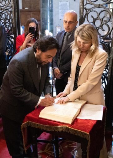 Vicepresidente Ulloa asiste a ceremonia religiosa histórica durante visita oficial en Prato, Italia