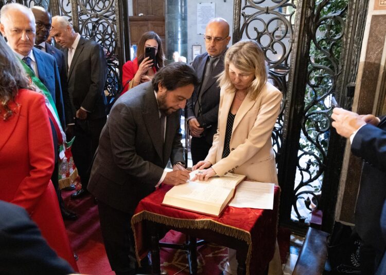 Vicepresidente Ulloa asiste a ceremonia religiosa histórica durante visita oficial en Prato, Italia