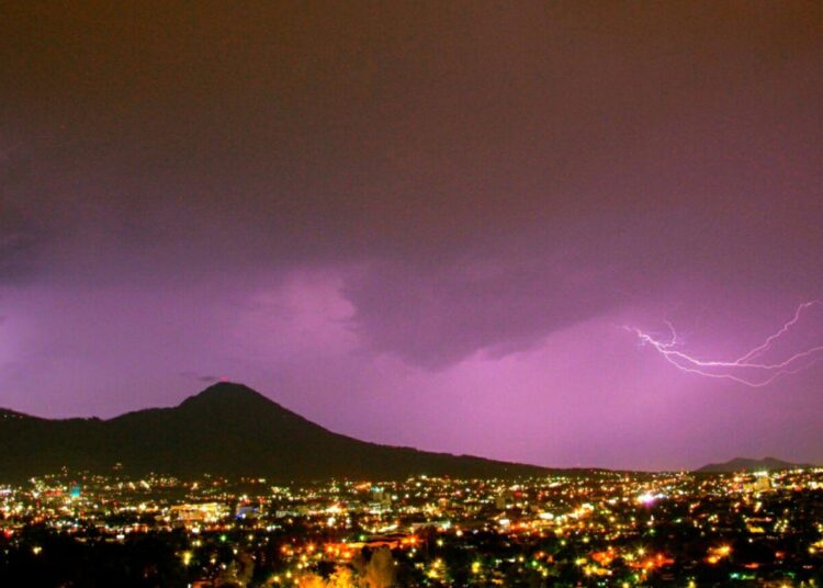 Lluvias y tormentas con actividad eléctrica se esperan para la noche