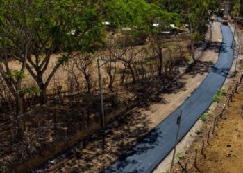 Avanza pavimentación de más de 12 kilómetros hacia el cantón Los Toles en Ahuachapán