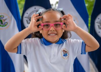 Programa Ventanitas de Luz continúa beneficiando a la niñez de Cuscatancingo con entrega de lentes gratuitos