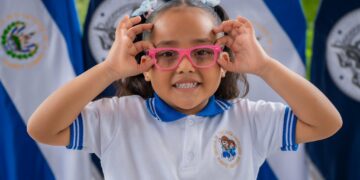 Programa Ventanitas de Luz continúa beneficiando a la niñez de Cuscatancingo con entrega de lentes gratuitos