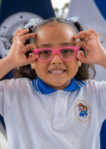 Programa Ventanitas de Luz continúa beneficiando a la niñez de Cuscatancingo con entrega de lentes gratuitos