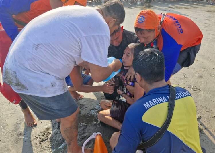 Emergencia en playa El Cuco deja 11 personas lesionadas tras vuelco de lancha turística
