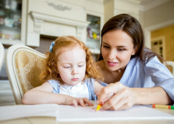 Oportunidad laboral como niñera en Estados unidos para salvadoreñas: requisitos y cómo aplicar