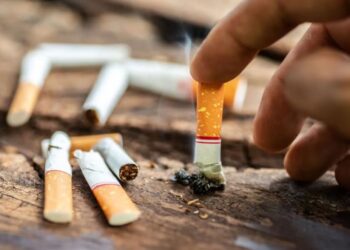 Reino Unido impulsa prohibición histórica del tabaco para nuevas generaciones