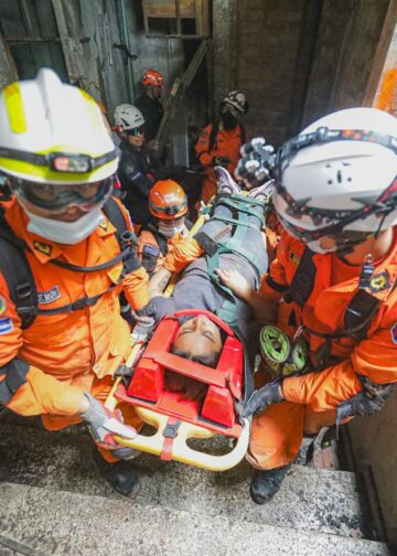 Soldados salvadoreños destacan en salto de paracaidismo junto a marines en ejercicio regional