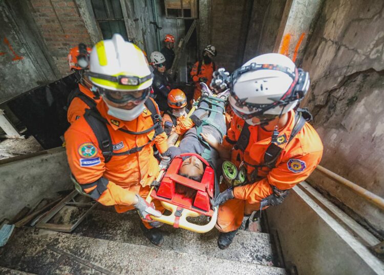 Soldados salvadoreños destacan en salto de paracaidismo junto a marines en ejercicio regional