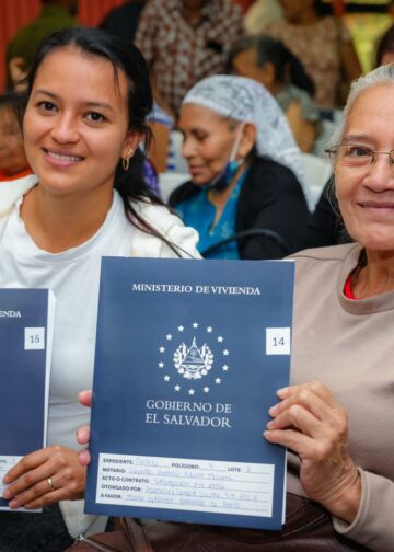 Gobierno entrega escrituras a víctimas de estafa inmobiliaria en varios departamentos del país
