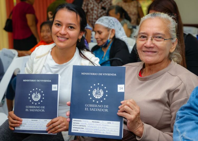 Gobierno entrega escrituras a víctimas de estafa inmobiliaria en varios departamentos del país