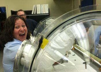 Salvadoreña lidera proyectos clave de la NASA en California