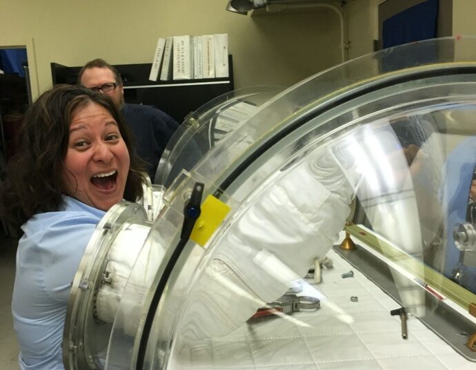 Salvadoreña lidera proyectos clave de la NASA en California