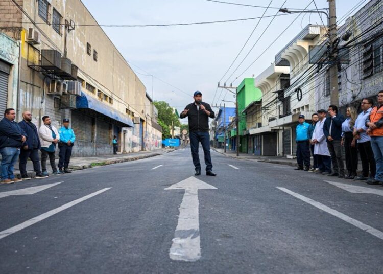 Alcaldía habilita nuevamente la 1.ª Calle Poniente tras retiro de estructuras y jornadas intensivas de limpieza