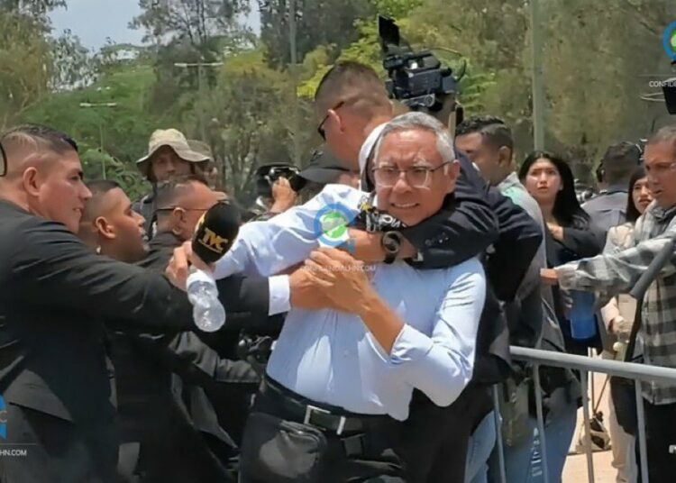 Agresión a periodistas en acto oficial termina con disculpas del presidente Asfura a la prensa en Tegucigalpa
