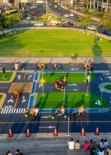 Educación vial llega a niños y familias en plaza Salvador del Mundo