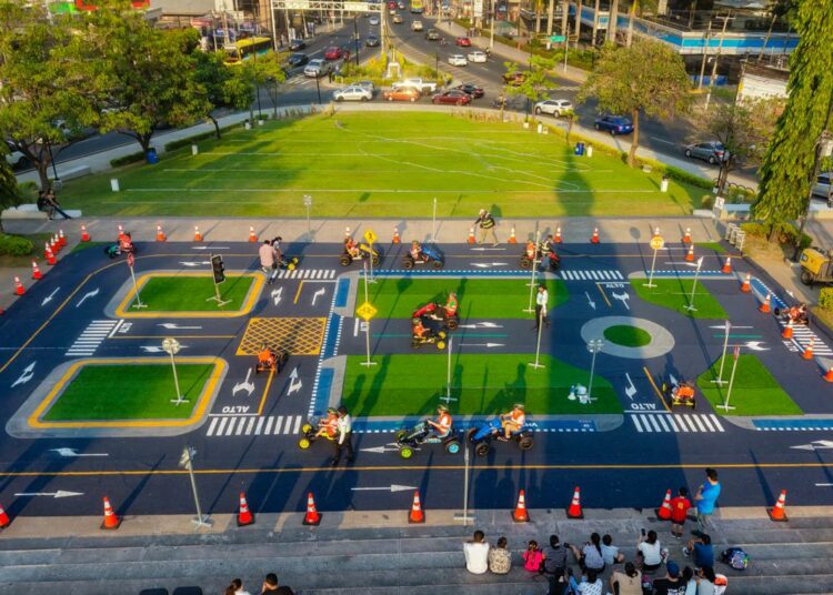 Educación vial llega a niños y familias en plaza Salvador del Mundo