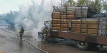 Incendio en camión de chatarra es controlado por Bomberos en Ayagualo