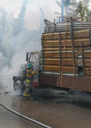 Incendio en camión de chatarra es controlado por Bomberos en Ayagualo