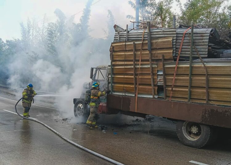 Incendio en camión de chatarra es controlado por Bomberos en Ayagualo