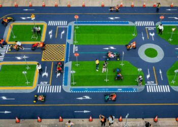 Niños aprenden seguridad vial mediante juegos interactivos en plaza Salvador del Mundo