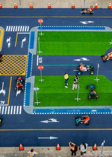 Niños aprenden seguridad vial mediante juegos interactivos en plaza Salvador del Mundo