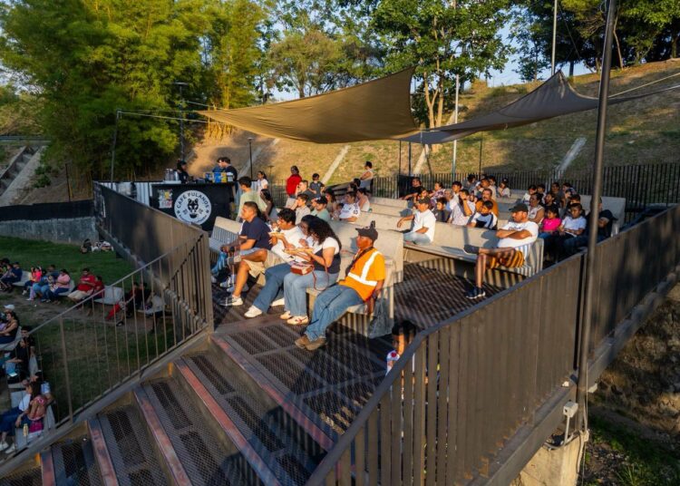 Una noche de cine, convivencia y entretenimiento familiar al aire libre en el bulevar Monseñor Romero