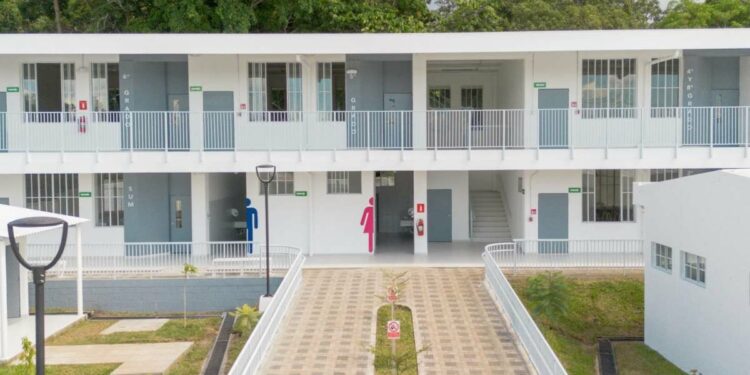 Dos Escuelas por Día cumple un año modernizando centros escolares