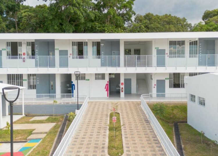 Dos Escuelas por Día cumple un año modernizando centros escolares