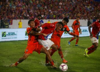 Revisarán drenaje del estadio “Mágico” González tras acumulación de agua