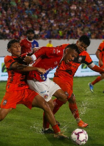 Revisarán drenaje del estadio “Mágico” González tras acumulación de agua