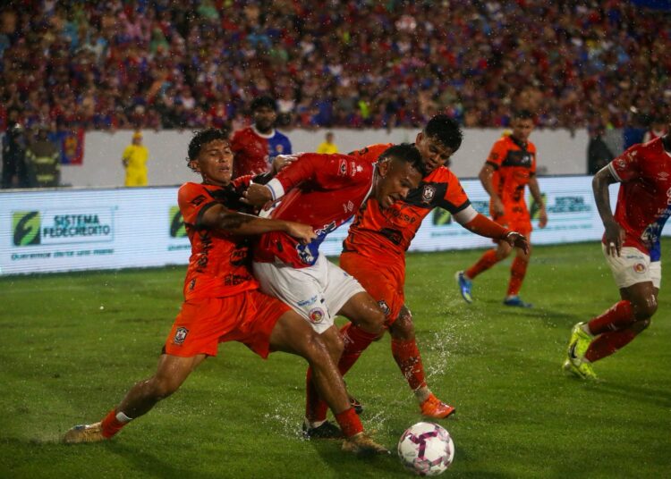 Revisarán drenaje del estadio “Mágico” González tras acumulación de agua