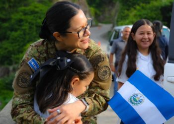 Ministra de Educación recibe a estudiantes que llegaron desde Honduras por el Paquete Escolar 2026