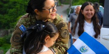 Ministra de Educación recibe a estudiantes que llegaron desde Honduras por el Paquete Escolar 2026