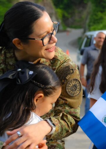 Ministra de Educación recibe a estudiantes que llegaron desde Honduras por el Paquete Escolar 2026