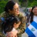 Ministra de Educación recibe a estudiantes que llegaron desde Honduras por el Paquete Escolar 2026